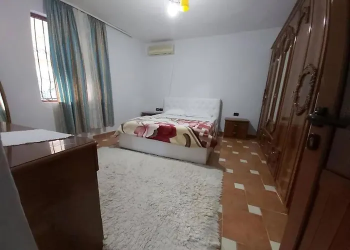 Through Mangalem Сasa de vacaciones Berat